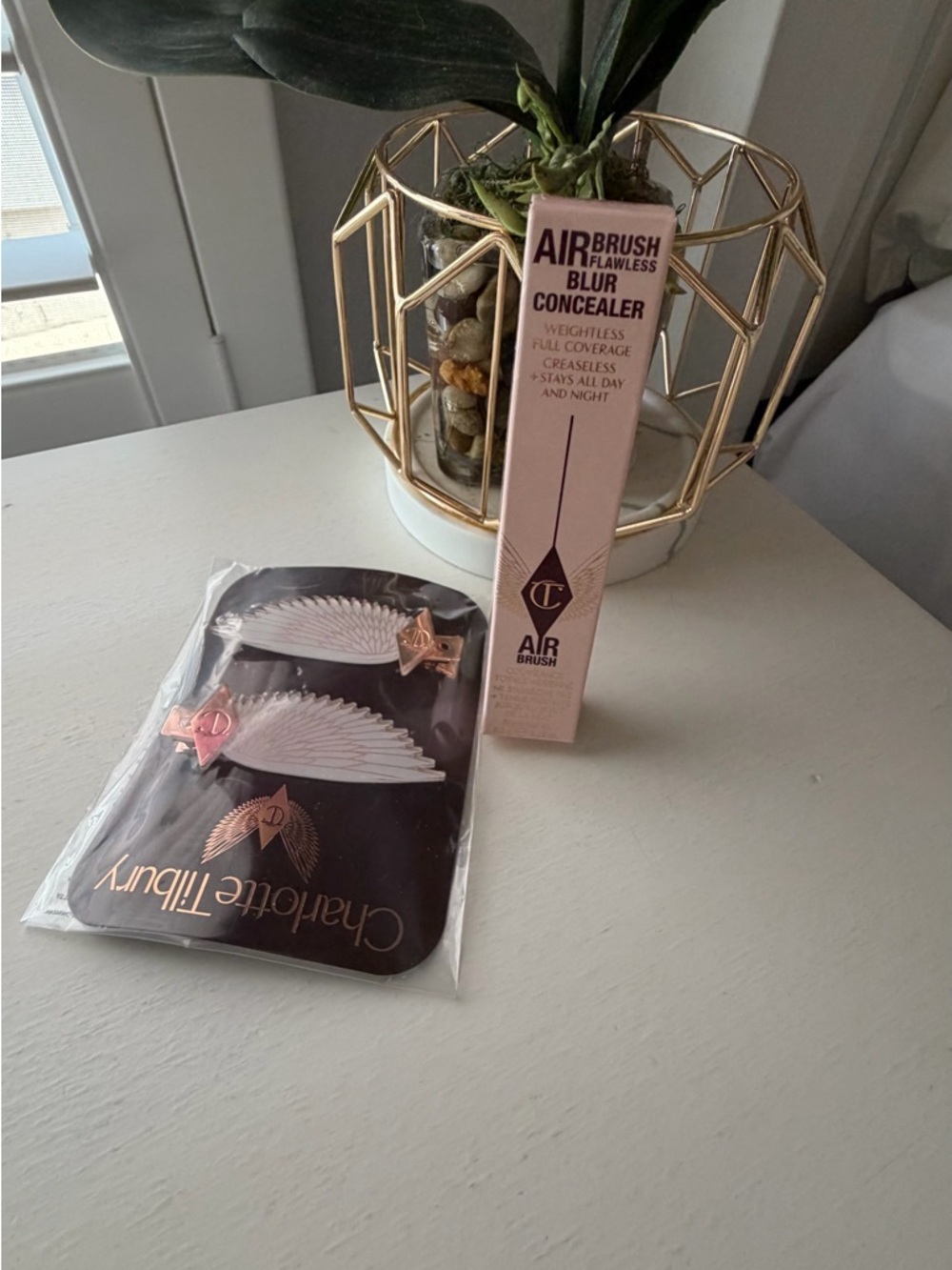 Charlotte Tilbury airbrush flawless blur concealer in 4 fair, medium